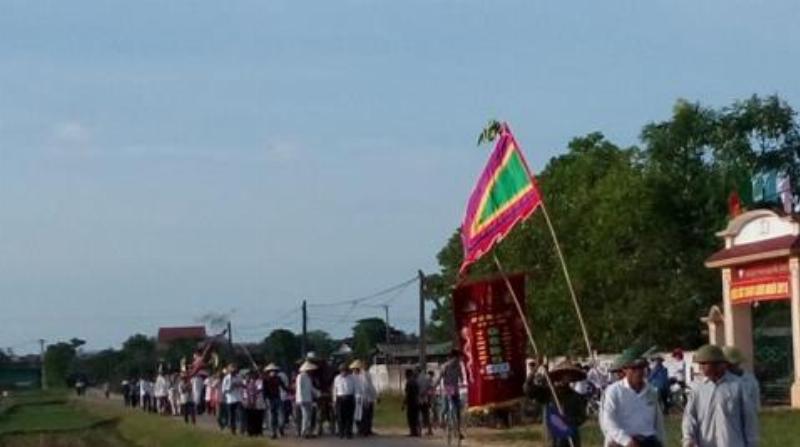 Hình ảnh bàn thờ và bát hương đã được bao sái gọn gàng, linh thiêng sau khi hoàn thành nghi thức, toát lên vẻ thanh tịnh, sẵn sàng đón Tết.